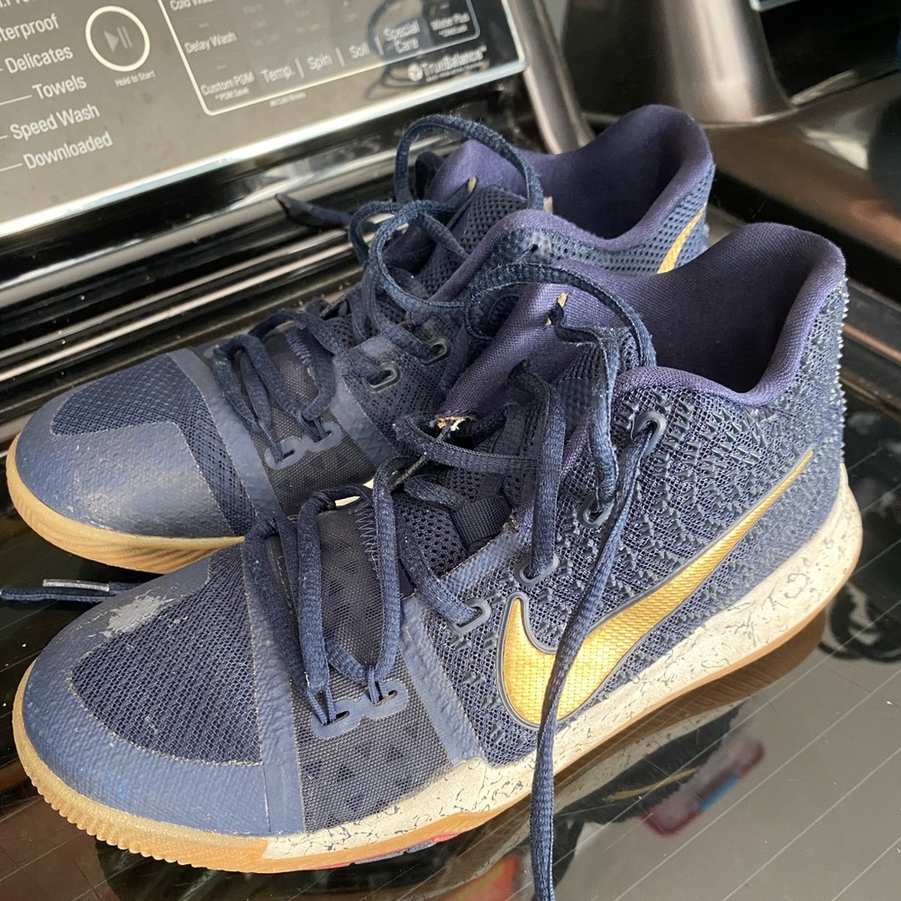 Nike Kyrie Irving size 5.5